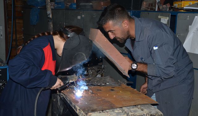Manisa'da kaynak ustası kızlar yetişiyor