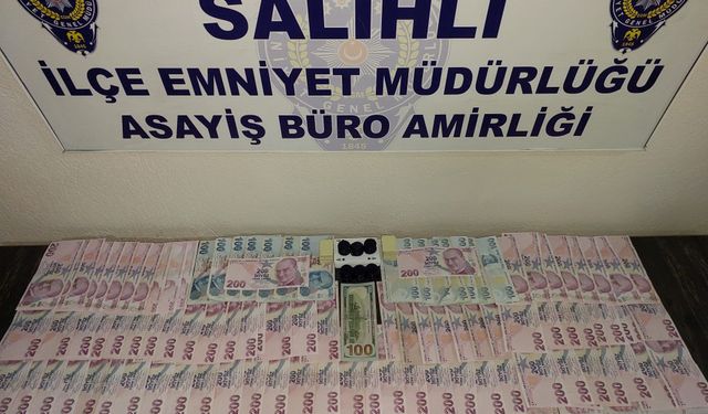 Manisa'da aranan şahıslar kumar oynarken yakaladı