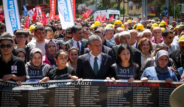 Özgür Özel Soma'da maden şehitlerini andı