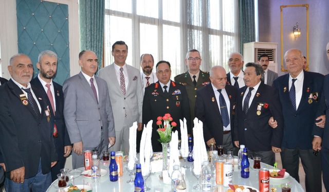 Manisa protokolü bayramlaştı