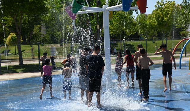 Manisalı minikler Fresh Park'ta serinledi