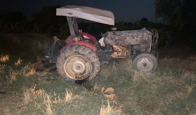 Manisa'da traktörle ticari araç çarpıştı