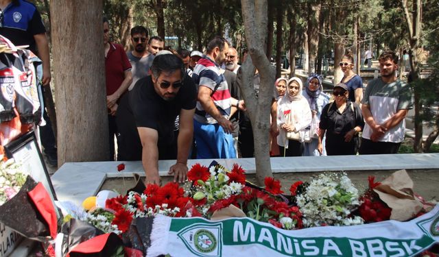 Manisa Gazeteciler Cemiyeti'nden Ferdi Zeyrek'in mezarına ziyaret