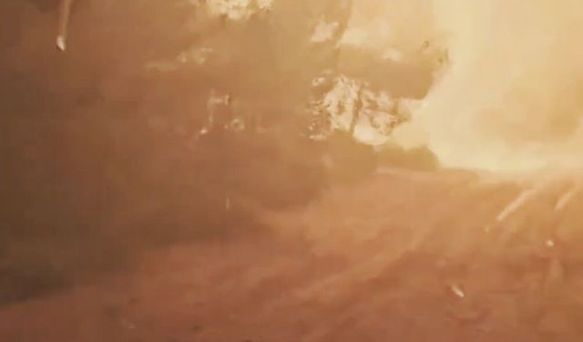 İzmir'de söndürme ekibi alevlerin arasında kaldı!