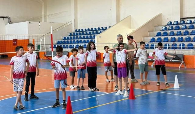 Sarıgöl'de ilk kez okçuluk kursu açıldı