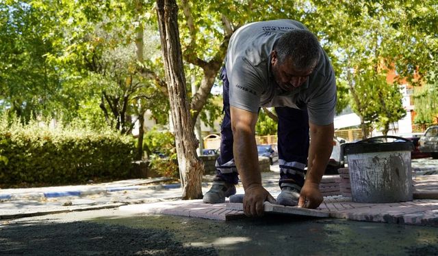 Yunusemre Belediyesi bozulan yolları onarıyor