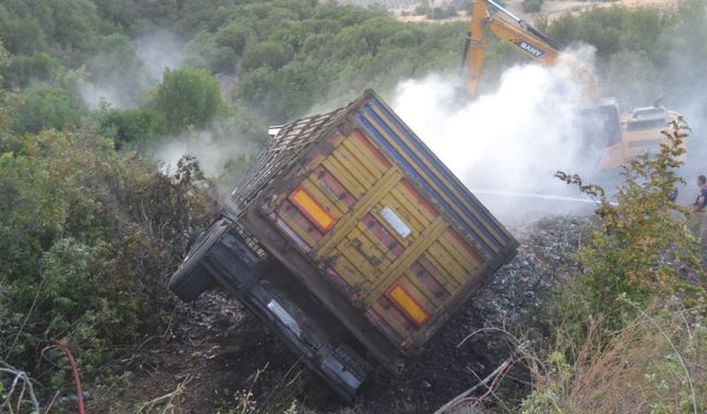 Manisa'da alev alan kamyon şarampole uçtu