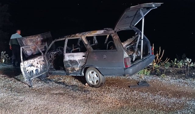 Manisa'da bir araç seyir halindeyken alev almaya başladı