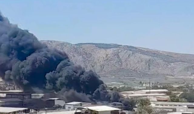 Manisa'da hurda deposunda yangın