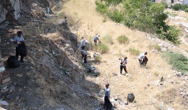 Spil Yolu’nda 20 kamyonet çöp toplandı