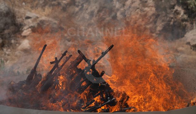30 PKK'lı terörist silahlarını yaktı