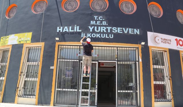 Manisa'da eğitimciler ve veliler el ele verip okulu güzelleştiriyor