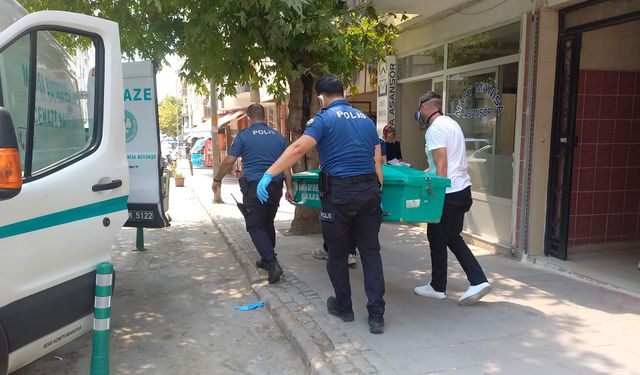 Manisa'da kötü kokular gelen evden ceset çıktı!