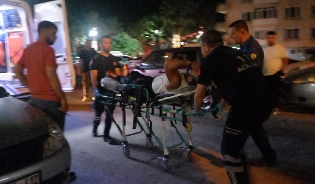 Manisa'da kavgayı ayırmak isteyen bir kişi bıçakla yaralandı