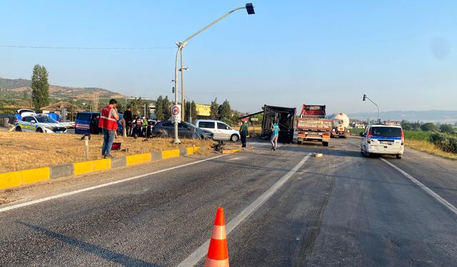Manisa'da 3 aracın karıştığı zincirleme kazada 2 kişi yaralandı