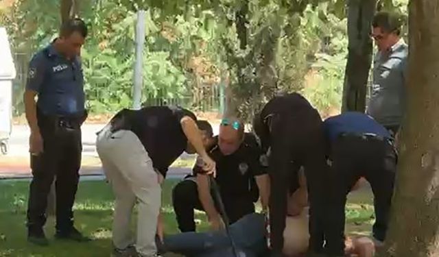 Turgutlu'da kadın esnafı bıçakla tehdit eden şahsa meydan dayağı