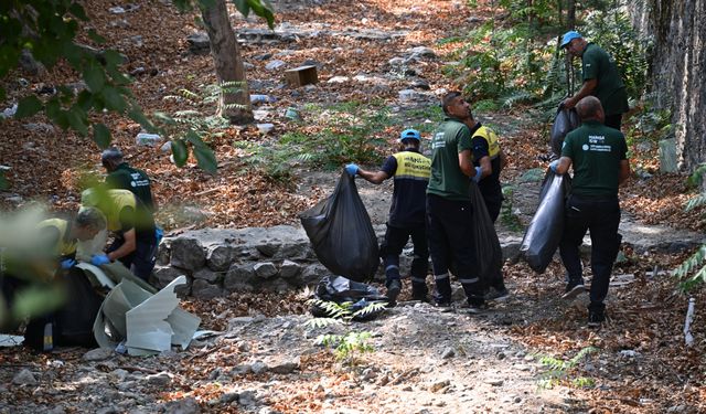 Büyükşehir ekipleri kırmızı köprüyü temizledi