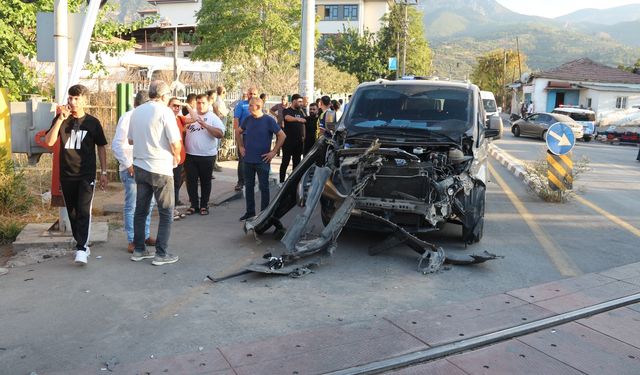 Manisa'da yük treni minibüse çarptı: 5 kişi ölümden döndü