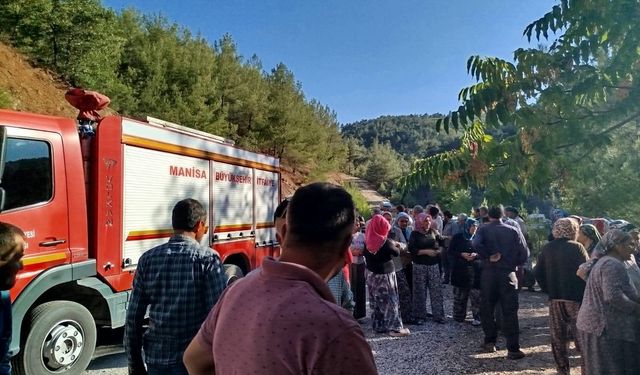 Manisa'da traktör devrildi: Dede öldü, torunu ağır yaralandı