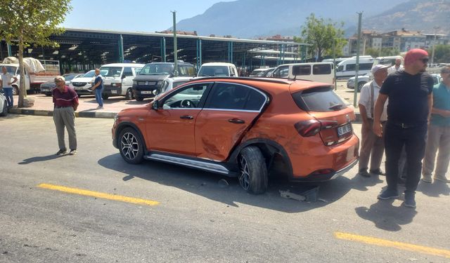 Manisa'da 3 araç birbirine girdi