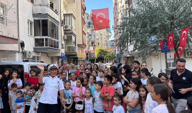 Tevfikiye Mahalle muhtarı Gülsuyu miniklerin yüzünü güldürdü