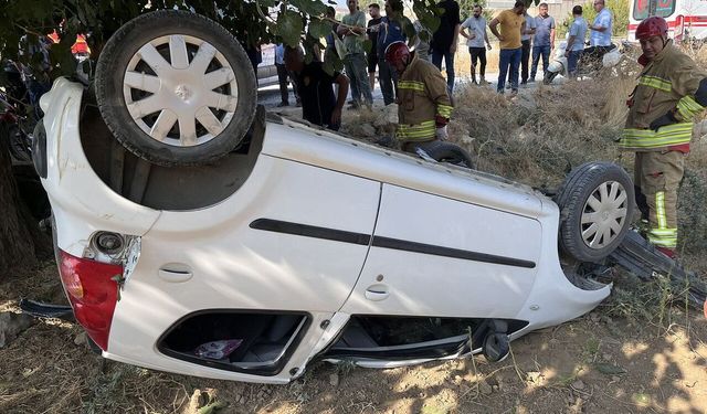 Manisa'da otomobil tarlaya uçtu: 2 yaralı