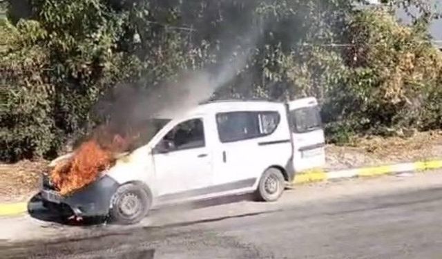 Manisa'da seyir halindeki araç alev aldı