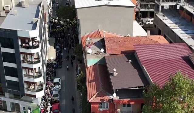 Manisa'da mağaza açılışında izdiham yaşandı