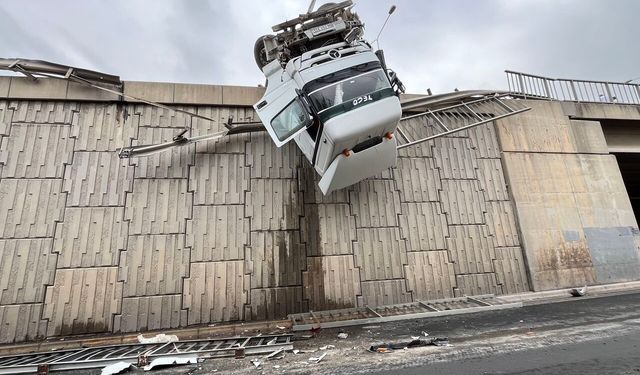 İzmir'de feci kaza: Tır askıda kaldı