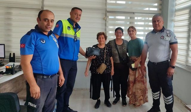 Manisa'da içinde para ve ziynet eşyası bulunan çantayı zabıtalara teslim ettiler
