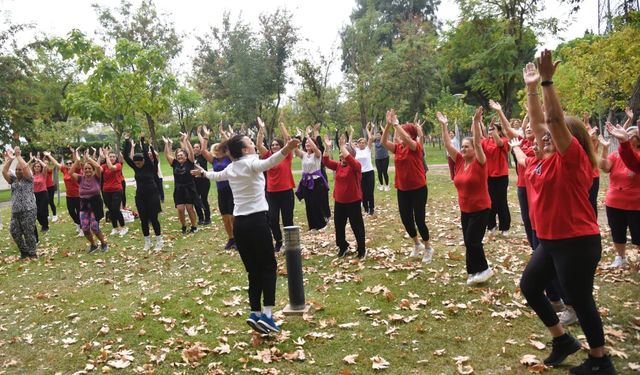 Yunusemreli kadınlar açık havada spor yaptı
