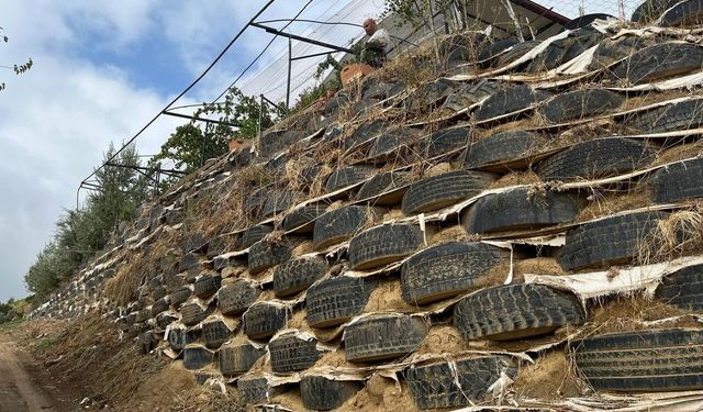 Atık lastikleri duvar olarak değerlendirdi