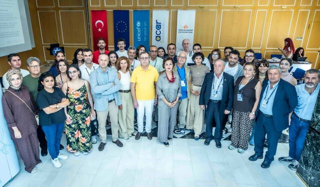 İzmir'de gazeteciler çocuk hakları için bir araya geldi