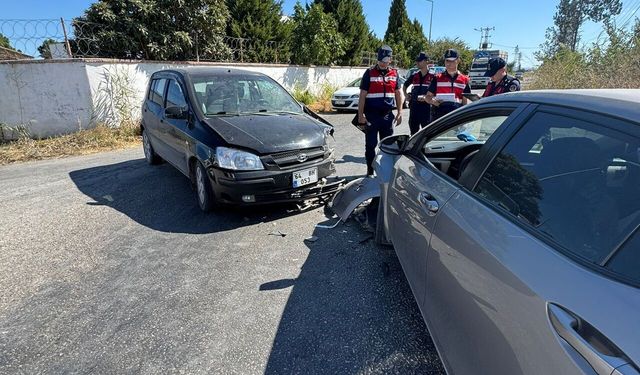 Şehzadeler'de iki otomobil kafa kafaya çarpıştı
