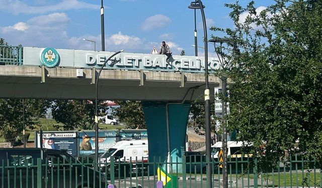 Manisa'da bir kişi köprüde intihar girişiminde bulundu