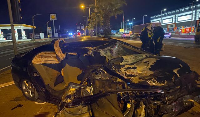 Manisa'daki feci kazada otomobil tıra çarptı: 1 ölü, 3 yaralı