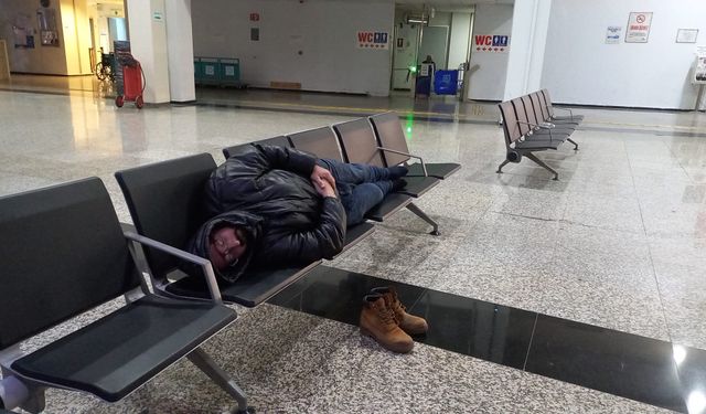 Manisa otogarında kalan işsiz gazeteciye bir hayırsever sahip çıktı