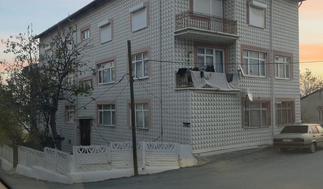 Yeni doğan bebeğini havalandırma boşluğuna attı