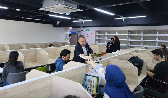 Yunusemre Belediyesi'nden gençlere Nutuk hediyesi