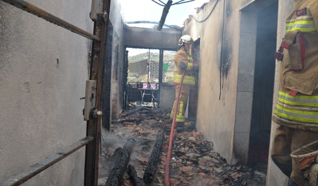 Manisa'da çıkan yangında ev kullanılamaz hale geldi