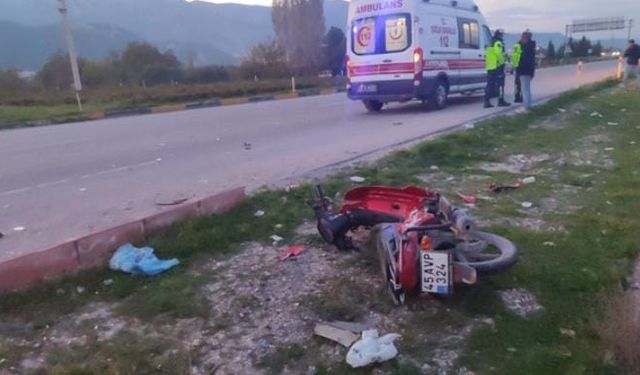 Manisa'da motosikletliyi ağır yaralayan sürücü arabasını bırakıp kaçtı