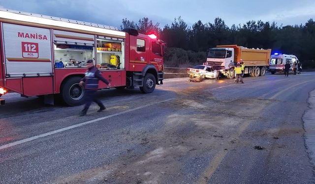 Manisa'da hafriyat kamyonuyla otomobil çarpıştı: 1 ölü