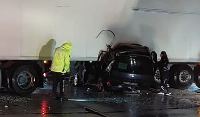 Manisa'da tırın altına giren otomobildeki 2 kişi hayatını kaybetti