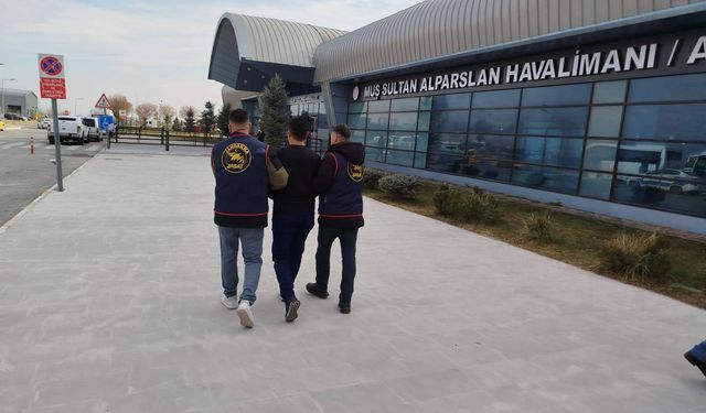 Dolandırıcılık hükümlüsü havalimanında yakayı ele verdi