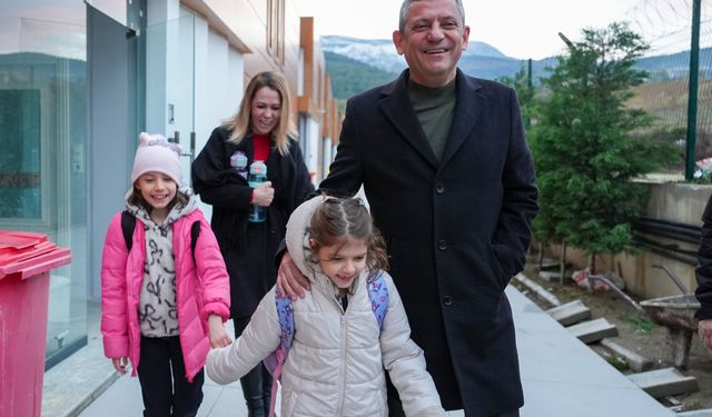 Özgür Özel, Ferdi Zeyrek'in ikizlerini okula götürdü