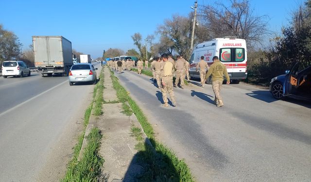 Askeri personel taşıyan midibüs zincirleme kazaya karıştı