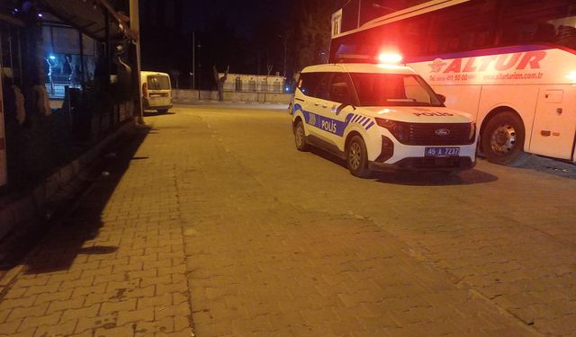 Manisa'da 2 kişi çatıştı: Silahlar konuştu