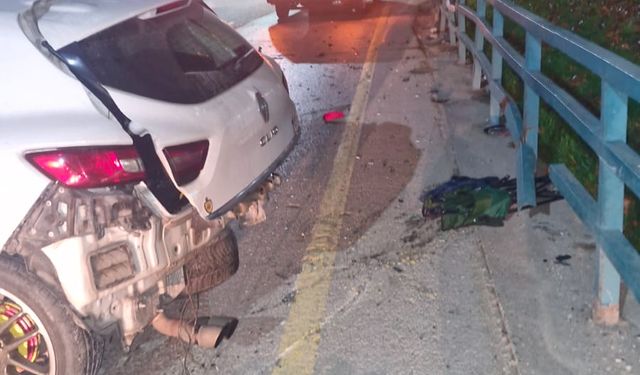 Manisa'da otomobil refüje çarptı