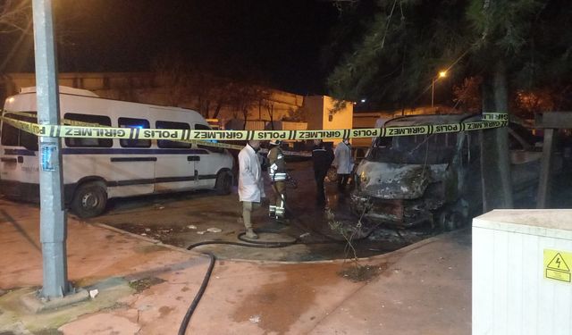 Manisa'da yanan aracın içinden erkek cesedi çıktı