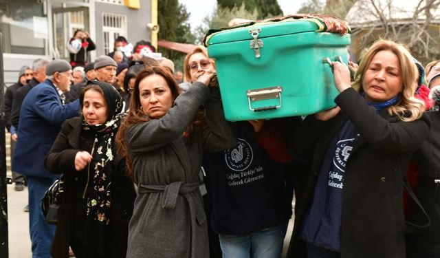 Sokak ortasında katledilen Kadriye Köken’in tabutunu kadınlar taşıdı